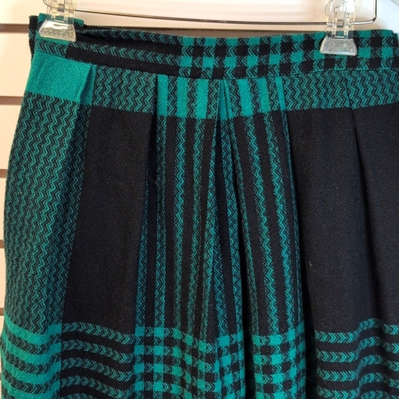 DVF Vintage   Navy/Green pleated PLAID skirt  Size 8 - Picture 4 of 7